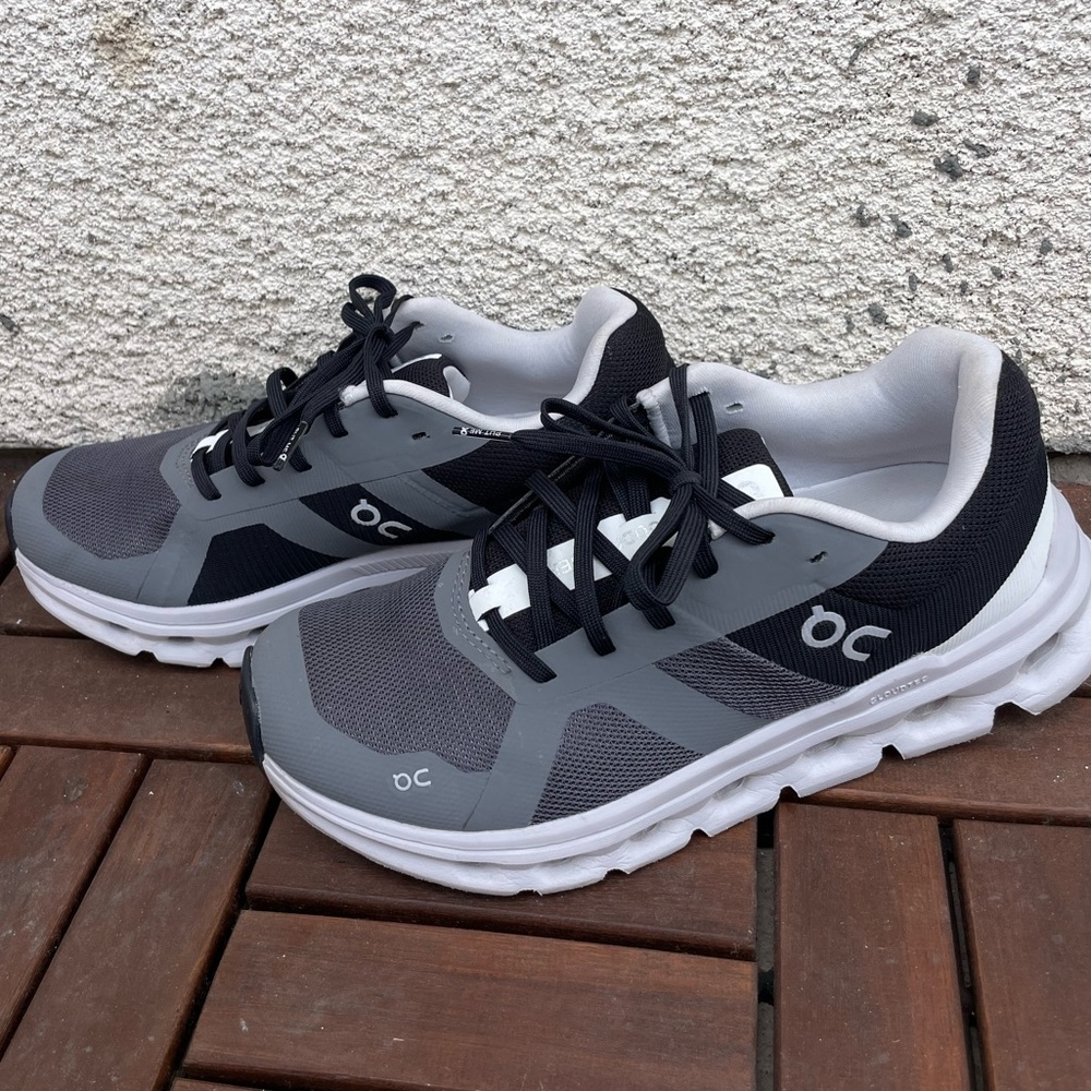 ON CLOUD Women’s CloudRunners Size 7 eclipse/black